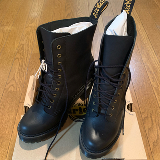 ドクターマーチン(Dr.Martens)の【新品】ドクターマーチン　Kendra 10ホール　レザーブーツ(ブーツ)