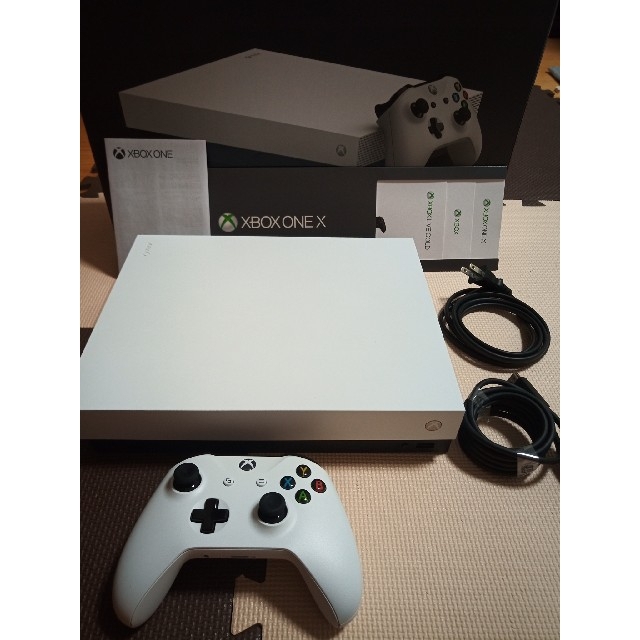 Microsoft(マイクロソフト)のXbox One X XBOX ONE ホワイト スペシャル　オマケ付き エンタメ/ホビーのゲームソフト/ゲーム機本体(家庭用ゲーム機本体)の商品写真