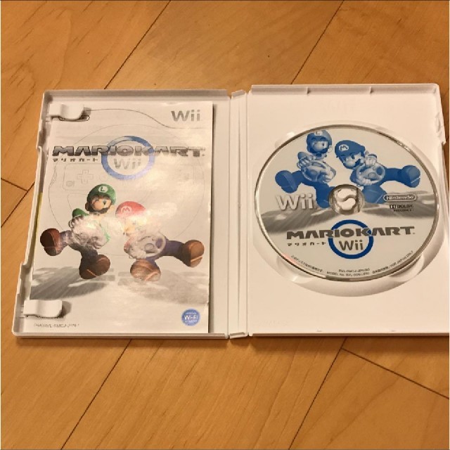 Wii(ウィー)のお値下げ！Wii  マリオカート  Wii ハンドル付き エンタメ/ホビーのゲームソフト/ゲーム機本体(家庭用ゲームソフト)の商品写真
