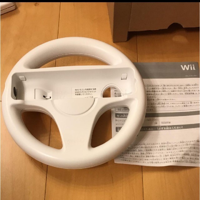 Wii(ウィー)のお値下げ！Wii  マリオカート  Wii ハンドル付き エンタメ/ホビーのゲームソフト/ゲーム機本体(家庭用ゲームソフト)の商品写真