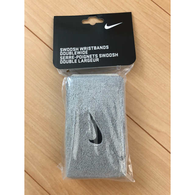 NIKE(ナイキ)のNIKE　リストバンド　ワイド　グレー　　管理番号 152 スポーツ/アウトドアのスポーツ/アウトドア その他(その他)の商品写真