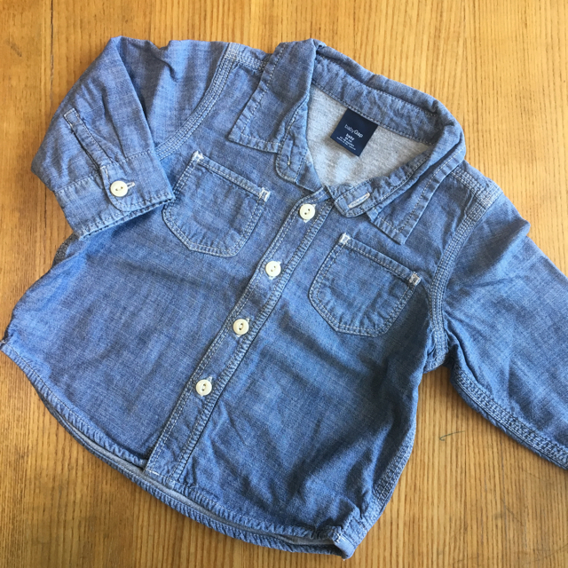 babyGAP(ベビーギャップ)の【れい様専用】babyGAP パーカー グレー&デニムシャツ 80cm キッズ/ベビー/マタニティのベビー服(~85cm)(ジャケット/コート)の商品写真