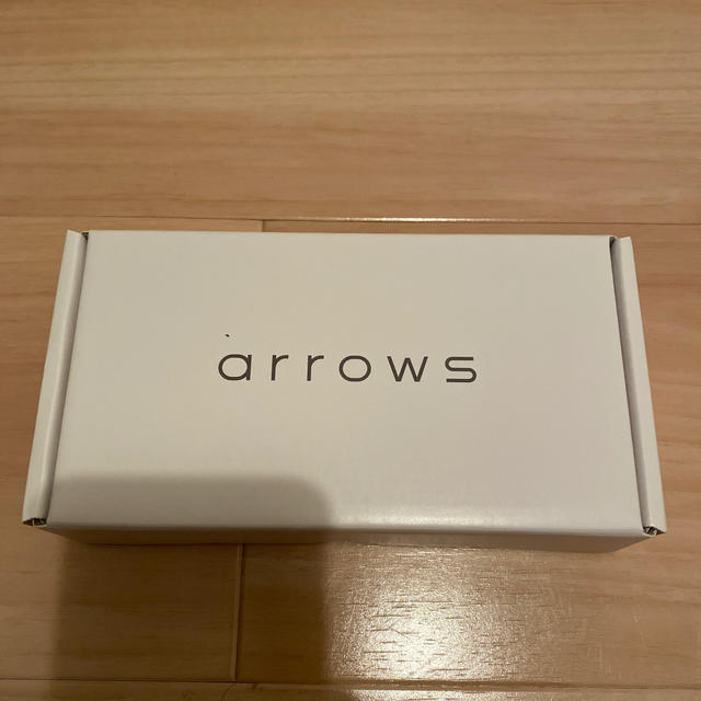 arrows(アローズ)のarrows m05 ホワイト 新品未使用 simフリー スマホ/家電/カメラのスマートフォン/携帯電話(スマートフォン本体)の商品写真