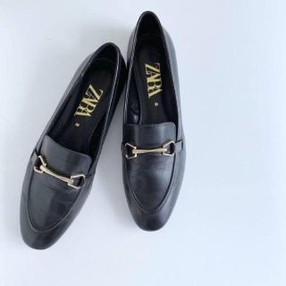 ザラ(ZARA)のzara ローファー シューズ　黒(ローファー/革靴)