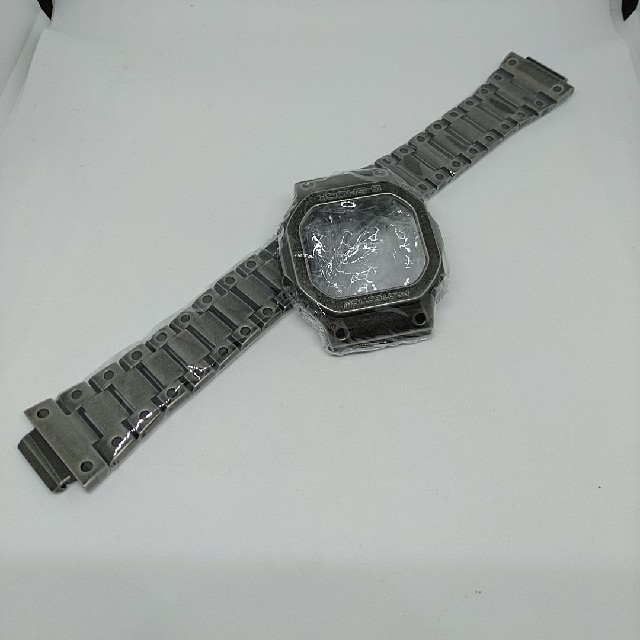 G-SHOCK(ジーショック)のジーショック G-SHOCK 5600型 レトロシルバー ベルトケースセット メンズの時計(金属ベルト)の商品写真