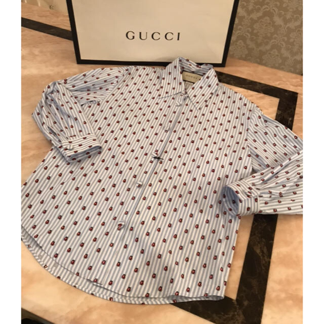 Gucci(グッチ)の★ bonchiyan様　専用★GUCCI バグズストライプシャツ 38 レディースのトップス(シャツ/ブラウス(長袖/七分))の商品写真