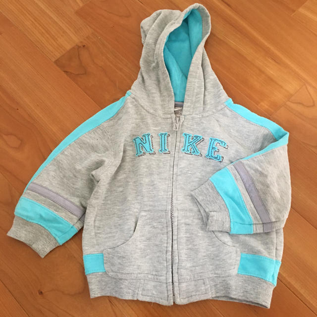 NIKE(ナイキ)のNIKE パーカー キッズ/ベビー/マタニティのキッズ服男の子用(90cm~)(ジャケット/上着)の商品写真