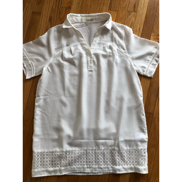SHOO・LA・RUE(シューラルー)のSHOO-LA-RUE  白シャツ　半袖　美品 レディースのトップス(カットソー(半袖/袖なし))の商品写真
