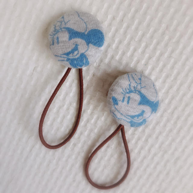 Disney(ディズニー)のハンドメイド ベビー キッズ 親子 くるみボタンヘアゴム 2本セット ハンドメイドのアクセサリー(ヘアアクセサリー)の商品写真