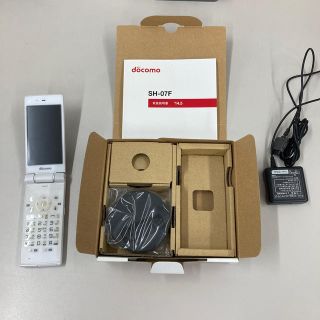 エヌティティドコモ(NTTdocomo)のdocomo SH-07F 白(携帯電話本体)