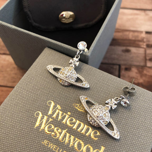 Vivienne Westwood ミニバスレリーフドロップピアス　シルバー