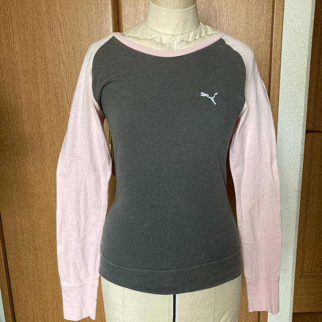 PUMA(プーマ)のプーマPUMAロンTグレー×ピンク レディースのトップス(Tシャツ(長袖/七分))の商品写真