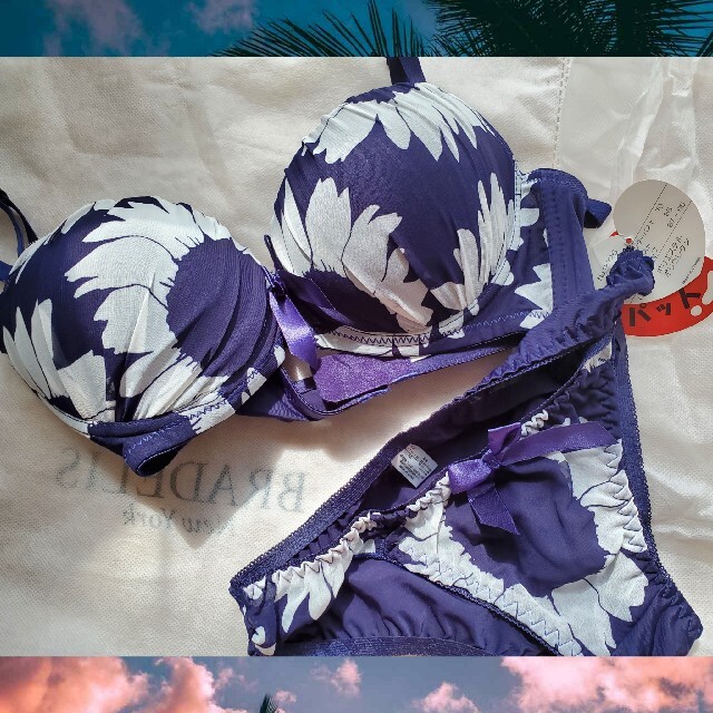 新品　紫　花柄　レディース　ブラジャーC　70　&　M　サイズ　ショーツ レディースの下着/アンダーウェア(ブラ&ショーツセット)の商品写真