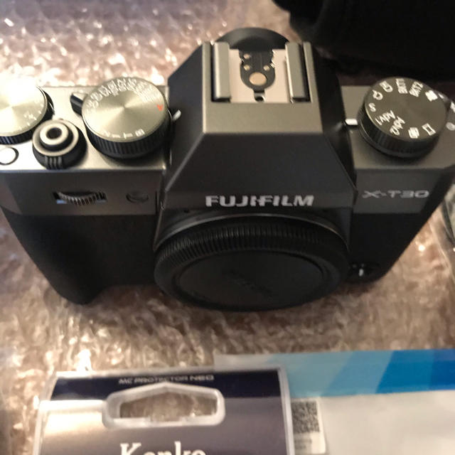 富士フイルム(フジフイルム)のFUJソトン様専用。富士フィルム　X-T30 レンズキット チャコールシルバー スマホ/家電/カメラのカメラ(ミラーレス一眼)の商品写真