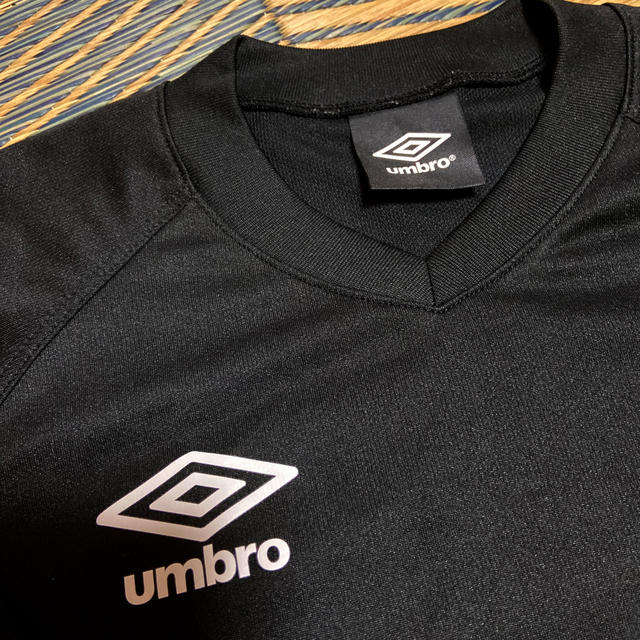 UMBRO(アンブロ)の美品　アンブロ　プラクティスシャツ　130 サッカー スポーツ/アウトドアのサッカー/フットサル(ウェア)の商品写真