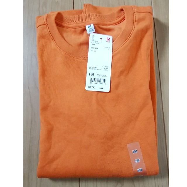 UNIQLO(ユニクロ)のユニクロ　ソフトタッチクルーネックT 　オレンジ　長袖　150 新品未使用 キッズ/ベビー/マタニティのキッズ服男の子用(90cm~)(Tシャツ/カットソー)の商品写真