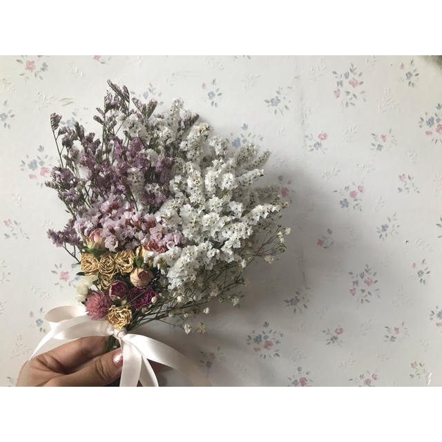 かすみ草とブルーファンタジアのブーケ - gravolite.com