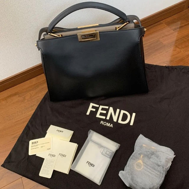 FENDI(フェンディ)のFENDI フェンディ ピーカブー アイコニック エッセンシャル 黒 レディースのバッグ(ハンドバッグ)の商品写真