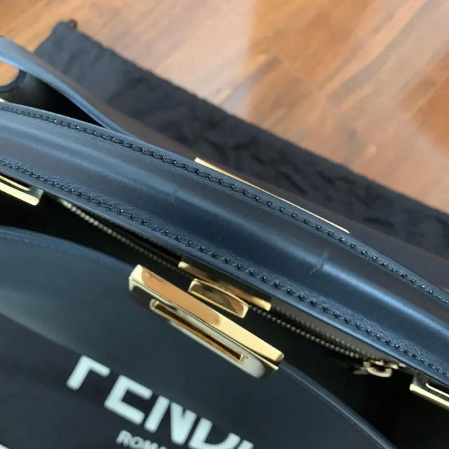 FENDI(フェンディ)のFENDI フェンディ ピーカブー アイコニック エッセンシャル 黒 レディースのバッグ(ハンドバッグ)の商品写真