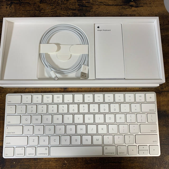 Apple(アップル)のapple Magic Keyboard MLA22LL/A US スマホ/家電/カメラのPC/タブレット(PC周辺機器)の商品写真