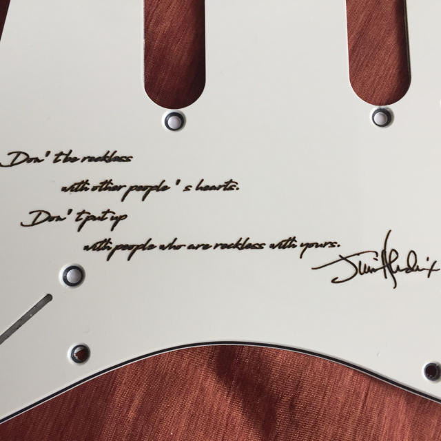 Fender(フェンダー)のストラトキャスター・ピックガード Art words 楽器のギター(エレキギター)の商品写真