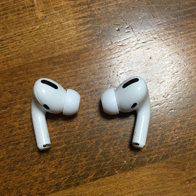 Apple(アップル)のApple AirPods Pro 本体　国内正規品　付属品あり スマホ/家電/カメラのオーディオ機器(ヘッドフォン/イヤフォン)の商品写真