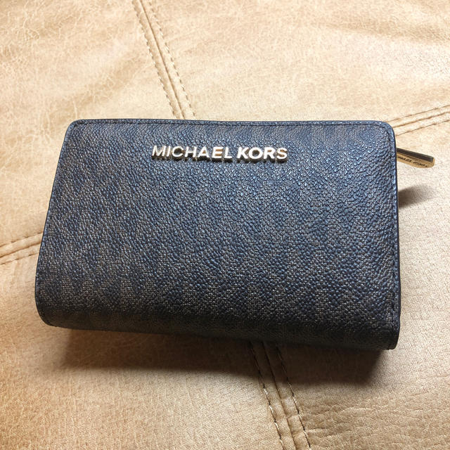 【新品】MICHAEL KORS 二つ折り財布⭐️今だけこの値段⭐️