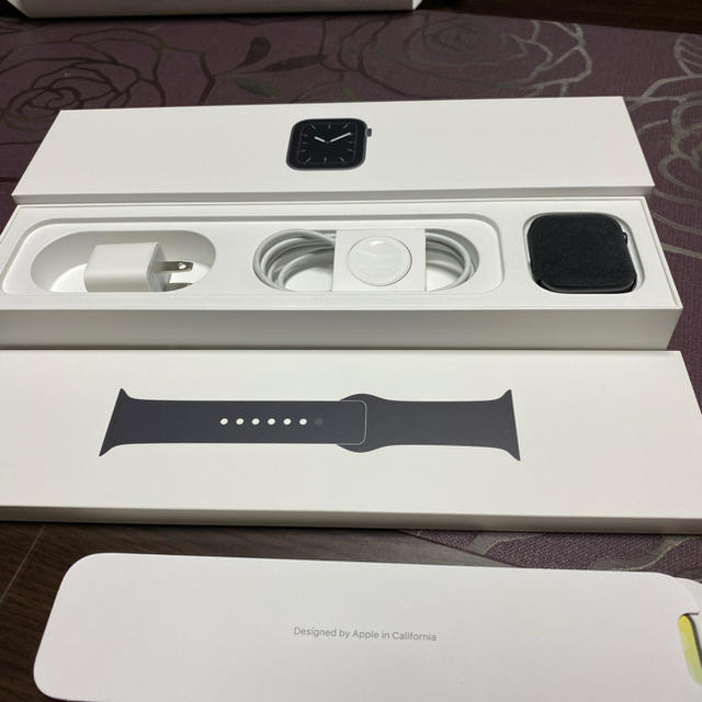 Apple Watch(アップルウォッチ)のApple Watch Series 5 GPS (アップルウォッチ　シリーズ5 スマホ/家電/カメラのスマートフォン/携帯電話(スマートフォン本体)の商品写真