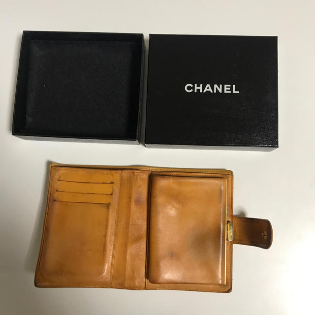 CHANEL(シャネル)のCHANEL♡二つ折り財布 レディースのファッション小物(財布)の商品写真