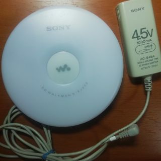 ソニー(SONY)のSONY CDウォークマン D-EJ002(W)　純正ACアダプター付き(ポータブルプレーヤー)