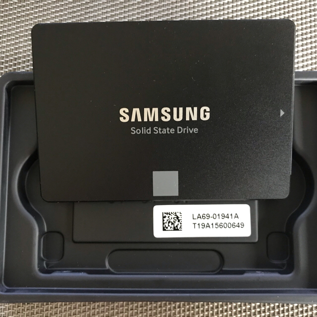 SAMSUNG(サムスン)のサムスン　SAMSUNG SSD 860 EVO 1TB スマホ/家電/カメラのPC/タブレット(PC周辺機器)の商品写真