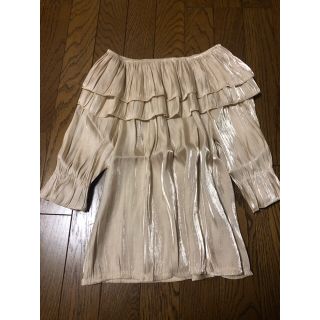 アメリヴィンテージ(Ameri VINTAGE)のlulunサテントップス　オフショルダー(シャツ/ブラウス(長袖/七分))