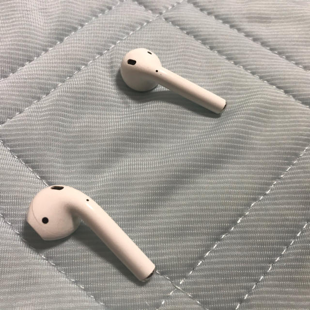 Apple(アップル)のAirPods with Charging Case(第一世代) スマホ/家電/カメラのオーディオ機器(ヘッドフォン/イヤフォン)の商品写真