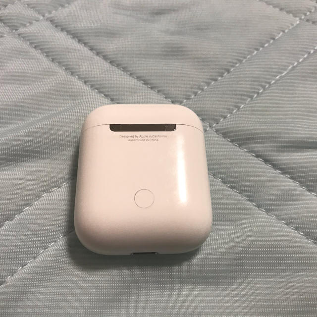 Apple(アップル)のAirPods with Charging Case(第一世代) スマホ/家電/カメラのオーディオ機器(ヘッドフォン/イヤフォン)の商品写真