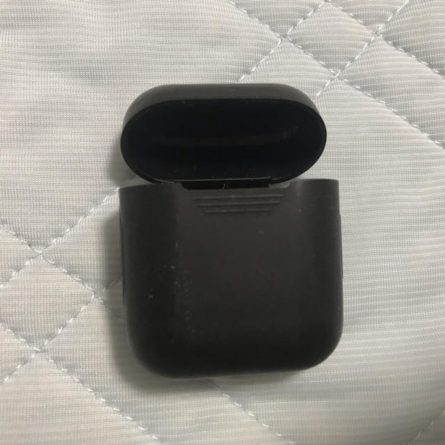 Apple(アップル)のAirPods with Charging Case(第一世代) スマホ/家電/カメラのオーディオ機器(ヘッドフォン/イヤフォン)の商品写真