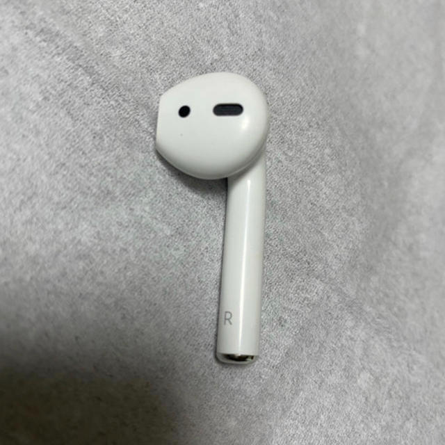 Apple(アップル)のAir pods 第一世代　ケース+右耳のみ スマホ/家電/カメラのオーディオ機器(ヘッドフォン/イヤフォン)の商品写真