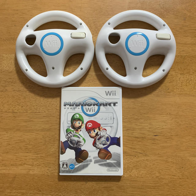 Wii(ウィー)のWiiソフト　マリオカートWii ハンドル×2セット エンタメ/ホビーのゲームソフト/ゲーム機本体(家庭用ゲームソフト)の商品写真