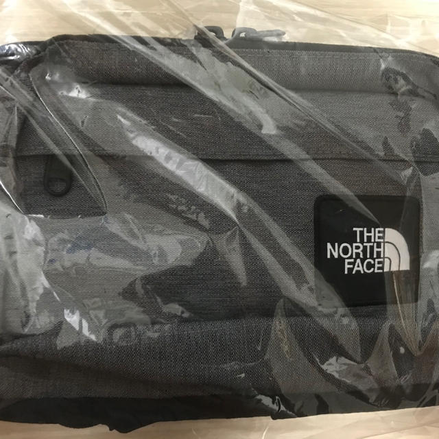 THE NORTH FACE(ザノースフェイス)の【未開封新品】ノースフェイス　ボディーバッグ　グラフィックロゴ　2L 希少品 メンズのバッグ(ボディーバッグ)の商品写真