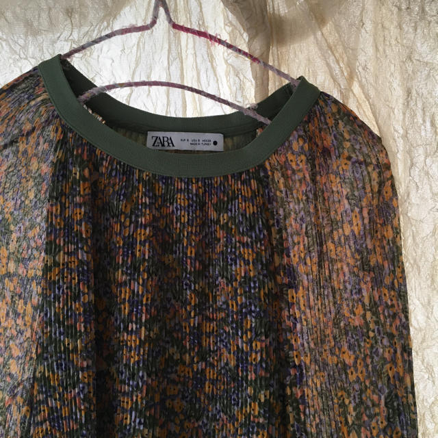 ZARA(ザラ)のzara 花柄プリーツ トップス レディースのトップス(シャツ/ブラウス(長袖/七分))の商品写真