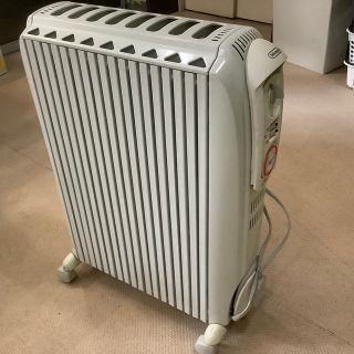 デロンギ(DeLonghi)のデロンギ　オイルヒーター(オイルヒーター)