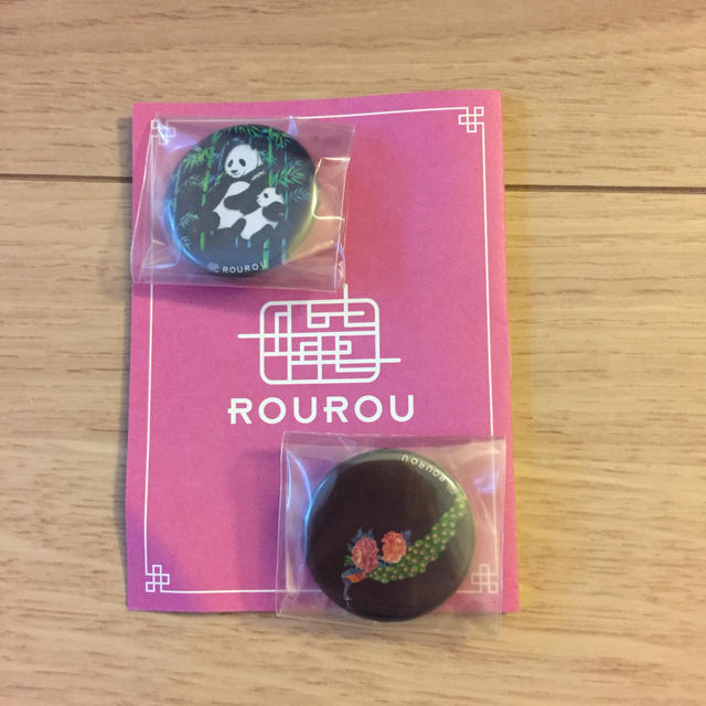 ROUROU(ロウロウ)のROUROUの缶バッチ 2種類 エンタメ/ホビーのアニメグッズ(バッジ/ピンバッジ)の商品写真