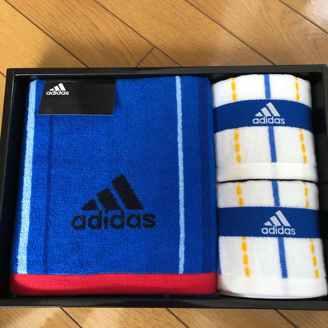 adidas(アディダス)のアディダス　タオルハンカチ　スポーツタオル　セット インテリア/住まい/日用品の日用品/生活雑貨/旅行(タオル/バス用品)の商品写真