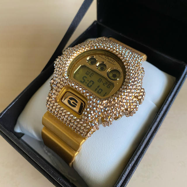 G-SHOCK(ジーショック)のデコ　スワロフスキー施工G-SHOCKデコレーションDW6900-GD-9JF メンズの時計(腕時計(デジタル))の商品写真