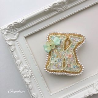 ビーズ刺繍♡イニシャルのブローチ(コサージュ/ブローチ)