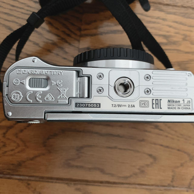 Nikon(ニコン)のNikon  j5 黒 シルバー スマホ/家電/カメラのカメラ(ミラーレス一眼)の商品写真