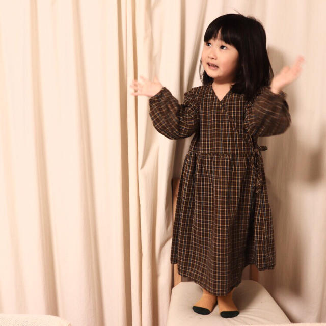 韓国子供服 ラップ ワンピース チェック ブラウン 90 100 120 キッズ/ベビー/マタニティのキッズ服女の子用(90cm~)(ワンピース)の商品写真