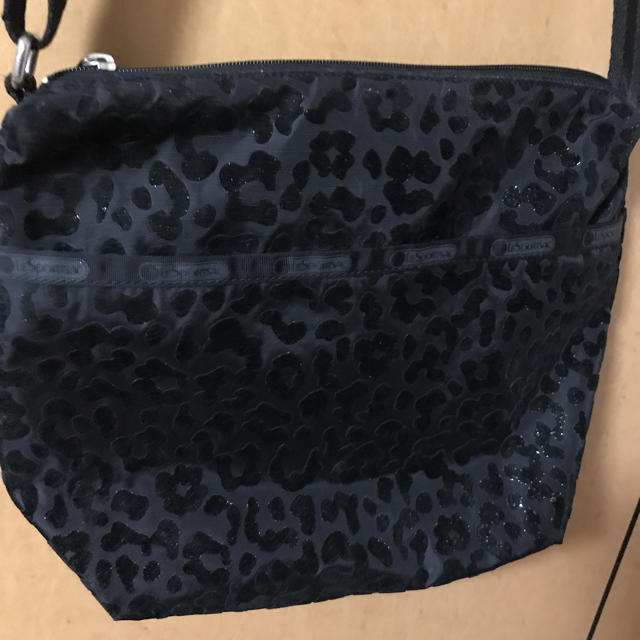 LeSportsac(レスポートサック)の美品レスポートサック マットな黒 レオパード ヒョウ柄  ラメ入ショルダーバッグ レディースのバッグ(ショルダーバッグ)の商品写真