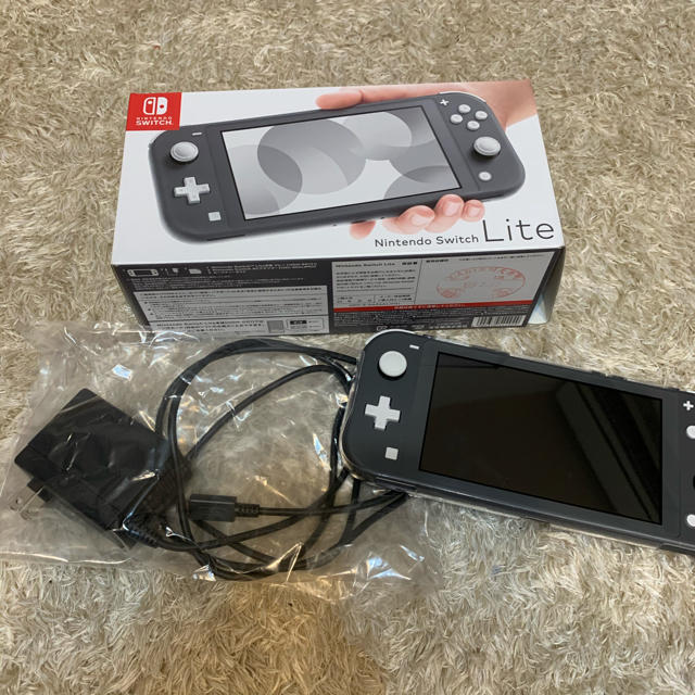 Nintendo Switch(ニンテンドースイッチ)の【中古・本体(おまけ付)】Nintendo Switch グレー エンタメ/ホビーのゲームソフト/ゲーム機本体(家庭用ゲーム機本体)の商品写真