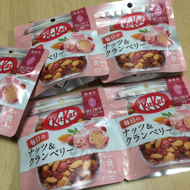 Nestle(ネスレ)のキットカット　ナッツ＆クランベリー　5個 食品/飲料/酒の食品(菓子/デザート)の商品写真