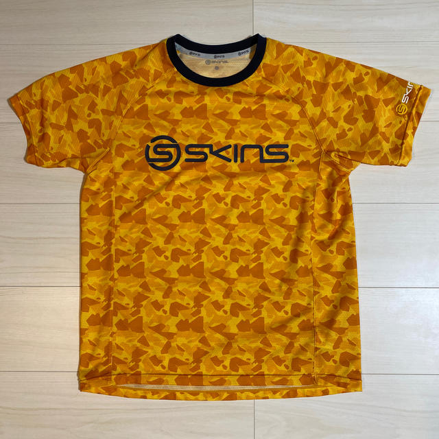 SKINS(スキンズ)のSKINS スキンズ　Tシャツ　★送料込 スポーツ/アウトドアのトレーニング/エクササイズ(トレーニング用品)の商品写真